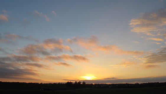Wolken, Sol, Sonnenuntergang, Landschaft, Himmel, wolke - himmel, Schönheit in der Natur, Silhouette, Szenen - Natur, Ruhe, ruhige Szene, Umgebung, Natur, orange Farbe, keine Leute, Nicht-städtische Szene, Pflanze, Baum, Feld, Sonnenlicht, Sonne, Land, draußen, 2K, CC0, gemeinfrei, lizenzfrei