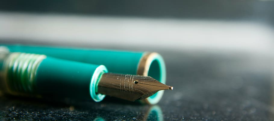 tæt på, Foto, fyldepen, springvand, pen, skrive, kalligrafi, håndskrift, skrivning, Underskrift, forretning, ingen mennesker, grøn farve, fokus på forgrunden, selektiv fokusering, tekst, blæk, kontor, meddelelse, kopiere plads, enkelt objekt, gammel, uddannelse, skriveinstrument, indendørs, vestlige script, nib, besked, 2K