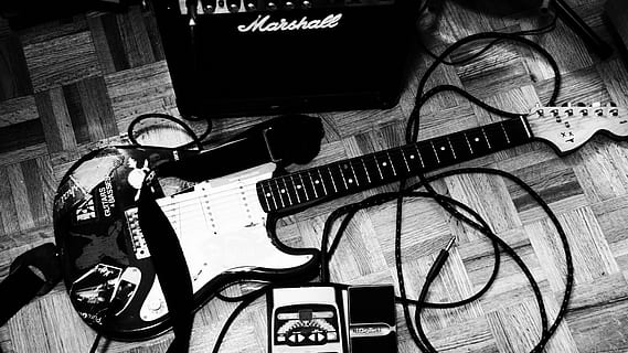 fotografi grayscale, listrik, gitar, penguat, lantai, menari, miusik, alat musik, musik, budaya seni dan hiburan, instrumen dawai, peralatan musik, dalam ruangan, gitar elektrik, masih hidup, tidak ada orang, batu modern, komunikasi, merapatkan, musik rock, alat musik string, kacamata, tali, teks, gitar akustik, hari, 1080P, CC0, domain publik, bebas royalti