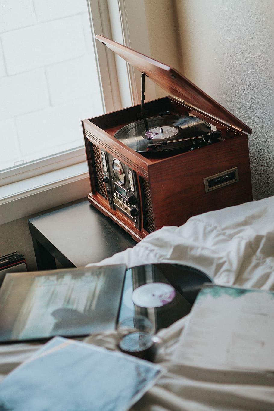 radiograma de fusta marró, marró, negre, reproductor de vinil, al costat, finestra, tocadiscs, vinil, registre, interior, casa, a l'interior, publicació, llibre, cap gent, vista d’angle alt, interior de casa, mobles, llit, natura morta, maleta, taula, equipatge, dia, dormitori, paper, el passat, estil retro, obert, història, 4K