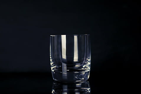sélectif, photographie de mise au point, clair, verre à boire, verre, vide, boisson, transparent, table, verrerie, moderne, Nourriture et boisson, fond noir, équipement ménager, prise de vue en studio, rafraîchissement, à l'intérieur, eau, verre - matériel, objet unique, verre à liqueur, boire de l'eau, personne, boisson froide, de l'alcool, réflexion, pureté, luxe, 4K, CC0, domaine public, libre de droits