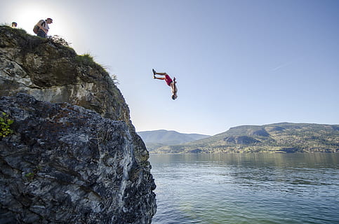 sommer, sjovt, hoppe, Midt i luften, eventyr, klippe, ekstrem sport, bjerg, risiko, aktivitet, sport, bevægelse, solid, vitalitet, klint, himmel, rock-objekt, fuld længde, glæde, fritidsaktivitet, skilt, natur, dygtighed, frihed, tager springet, udendørs, bjergkæde, 4K, CC0, offentligt domæne, royaltyfrie