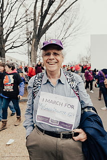 Mann, grå, brun, klær, stående, kråke, mennesker, mann i grå, protest, politikk, usa, regjering, utendørs, patriotisme, senior voksen, ser på kameraet, smilende, portrett, voksen, kun voksne, ekte folk, tilfeldige mennesker, én person, forfra, lykke, kvinner, fokusere på forgrunnen, livsstil, menn, holding, dag, vinter, varme klær, 5K, CC0, offentlig domene, opphavsrett gratis