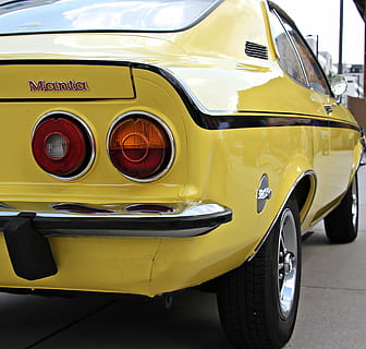 Gelb, schwarz, Coupe, Manta, Auto, Oldtimer, klassisch, Automobil, altes Auto, Oldtimer Automobil, alt, Fahrzeug, Sportwagen, Emblem, historisch, pkw, Begleiter, altes Fahrzeug, Chrom, Marke, Detail, Statussymbol, Logo, Nostalgie, retro, Oldie, Automarke, Scheinwerfer, Kult, Kultauto, Retro-Stil, Landfahrzeug, Transport, altmodisch, Antiquität, Transportmittel, Kraftfahrzeug, Taxi, stationär, keine Leute, Tag, Stadt, Reise, draußen, öffentliche Verkehrsmittel, Metall, Nahansicht, Rad, 2K, CC0, gemeinfrei, lizenzfrei
