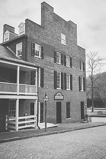 edificio d'angolo, albero, architettura, costruzione, infrastruttura, struttura, istituzione, appartamento, finestre, ristorante, negozio, bianco e nero, monocromatico, esterno dell'edificio, finestra, Casa, struttura costruita, all'aperto, nessuno, Palazzo residenziale, facciata, cielo, giorno, quartiere residenziale, natura, città, nuvola - cielo, pianta, albero nudo, formazione scolastica, Entrata, 4K, CC0, dominio pubblico, privo di copyright