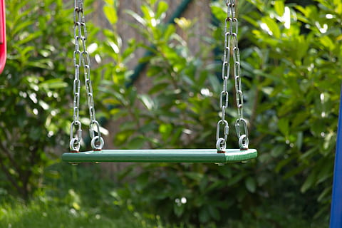 swing, cobertura, prat, naturalesa, jardí, obra d'art, arbres, parc, planta, tallar, verd, arbre, centrar-se en primer pla, color verd, creixement, dia, penjant, cap gent, primer pla, metall, a l'aire lliure, parc infantil, cadena, terra, equipament, música, enfocament selectiu, part de la planta, roda, 5K, CC0, domini públic, lliure de regalies