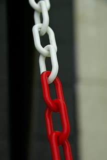 string, ringer, slips, kjede, hvit, rød, link, forbindelse, sikkerhet, styrke, nærbilde, ingen folk, metall, fokusere på forgrunnen, selektiv fokusering, henger, innendørs, dag, stilleben, hvit farge, natur, beskyttelse, sollys, 4K, CC0, offentlig domene, opphavsrett gratis