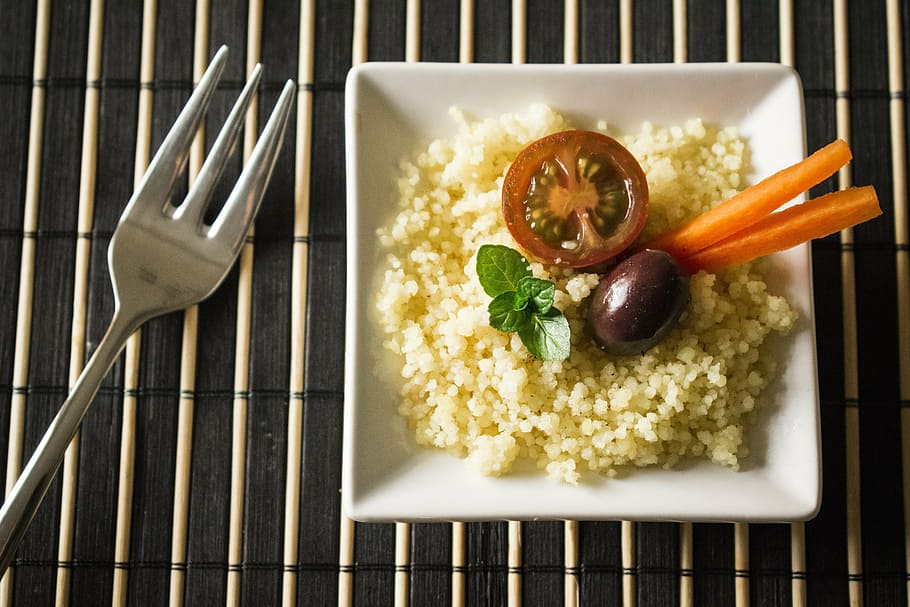 cuscus, tomàquet, Oliva, pastanaga, forquilla, menjar de menta, pacte, menjar i beguda, menjar, cap gent, alimentació saludable, placa, frescor, a l'interior, primer pla, dia, llest per menjar, estri de cuina, utensili per menjar, benestar, vegetals, cullera, directament a sobre, natura morta, taula, bol, arròs - aliment bàsic, temptació, Cullera de fusta, mat de lloc, esmorzar, 5K