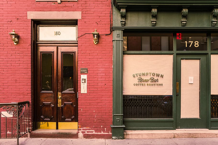 foto, verde, rojo, hormigón, edificios, escaparate, puerta, edificio, ventana, almacenar, cafetería, céntrico, barbería, arquitectura, fachada, Nueva York, pared de ladrillo, pared, exterior del edificio, estructura construida, Entrada, texto, comunicación, ciudad, firmar, cerrado, restaurante, calle, comida y bebida, nadie, día, sendero, negocio, bar - establecimiento de bebidas, al aire libre, 5K