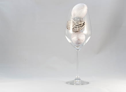 Pâques, verre de vin, œufs de Pâques, blanc, peinte à la main, décoration en papier, l'artisanat, minimal, simple, décoration de pâques, décoration, verre, fond de Pâques, fond d'écran, à l'intérieur, personne, prise de vue en studio, table, nature morte, verre - matériel, équipement ménager, Nourriture et boisson, fermer, rafraîchissement, espace de copie, fraîcheur, transparent, verre à boire, fond blanc, réflexion, fond gris, couleur argentée, pureté, 4K, CC0, domaine public, libre de droits