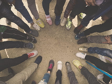 mani, persone, sabbia, gambe, folla, diversità, terra, pantaloni, scarpe, scarpe da ginnastica, indossare, sezione bassa, persone reali, vista dall'alto, scarpa, gruppo di persone, parte del corpo umano, in piedi, parte del corpo, gamba umana, stili di vita, uomini, grande gruppo di persone, attività di svago, solidarieta, giorno, adulto, donne, all'aperto, arto umano, piede umano, 1080P, CC0, dominio pubblico, privo di copyright