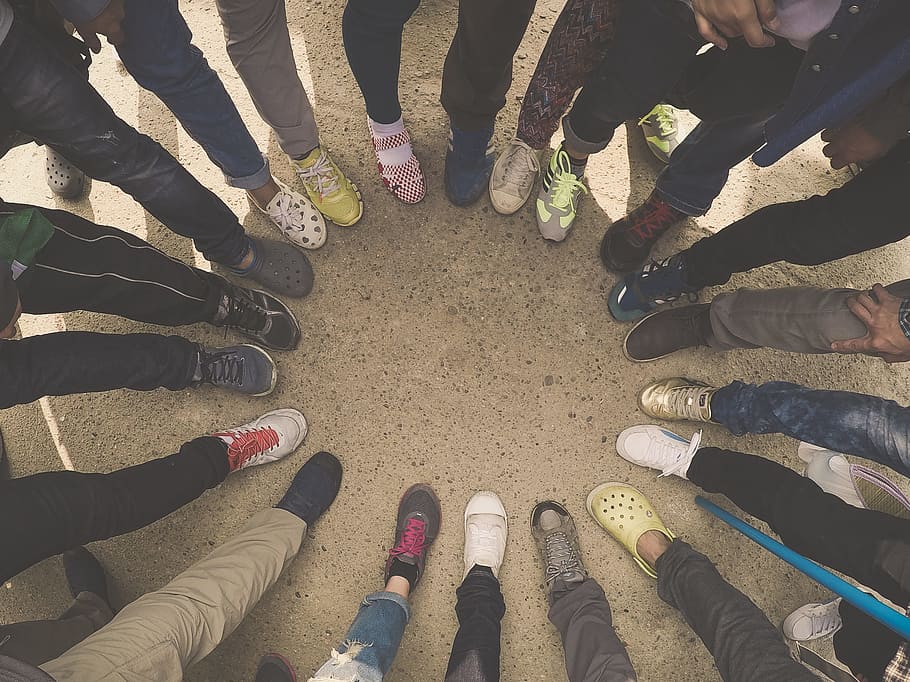mani, persone, sabbia, gambe, folla, diversità, terra, pantaloni, scarpe, scarpe da ginnastica, indossare, sezione bassa, persone reali, vista dall'alto, scarpa, gruppo di persone, parte del corpo umano, in piedi, parte del corpo, gamba umana, stili di vita, uomini, grande gruppo di persone, attività di svago, solidarieta, giorno, adulto, donne, all'aperto, arto umano, piede umano, 1080P