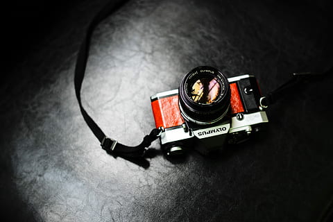 fotografering, grå, rød, engangs, kamera, sort, sølv olympus dslr kamera, overflade, linse, afspejling, årgang, strop, teknologi, studio skud, indendørs, ingen mennesker, kamera - fotografisk udstyr, tæt på, fotografering temaer, høj vinkel visning, legetøj, stilleben, sort farve, sort baggrund, kunstkultur og underholdning, enkelt objekt, udstyr, vignet, meddelelse, pladespiller, elektrisk udstyr, 5K, CC0, offentligt domæne, royaltyfrie