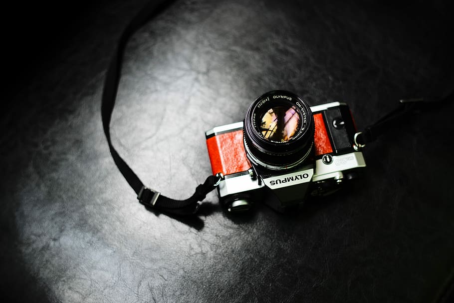 fotografering, grå, rød, engangs, kamera, sort, sølv olympus dslr kamera, overflade, linse, afspejling, årgang, strop, teknologi, studio skud, indendørs, ingen mennesker, kamera - fotografisk udstyr, tæt på, fotografering temaer, høj vinkel visning, legetøj, stilleben, sort farve, sort baggrund, kunstkultur og underholdning, enkelt objekt, udstyr, vignet, meddelelse, pladespiller, elektrisk udstyr, 5K