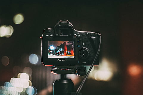 kamera, kánon, dslr, elektronika, makró, fényképezés, képernyő, technológia, fényképezőgép - fényképészeti berendezések, fotózás témák, fényképészeti berendezések, tevékenység, digitális kamera, közelkép, háromlábú, nem ember, film forgatás, lencse - optikai eszköz, művészeti kultúra és szórakozás, modern, felszerelés, slr fényképezőgép, televíziós kamera, összpontosít az előtérre, otthoni videokamera, színpad, digitális kereső, Elektromos felszerelés, 5K, CC0, közkincs, jogdíjmentes