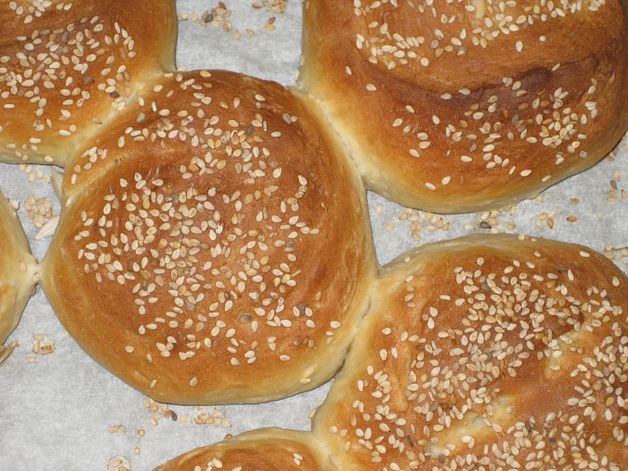 rodar, pa, cruixent, frisch, Refredar, menjar, casolà, fins i tot al forn, selberbacken, sèsam, vespres, berenar, menjar i beguda, alimentació saludable, primer pla, directament a sobre, llavor, frescor, llavor de sèsam, al forn, bun, natura morta, cap gent, marró, a l'interior, vista d’angle alt, benestar, taula, llest per menjar, esmorzar, 2K