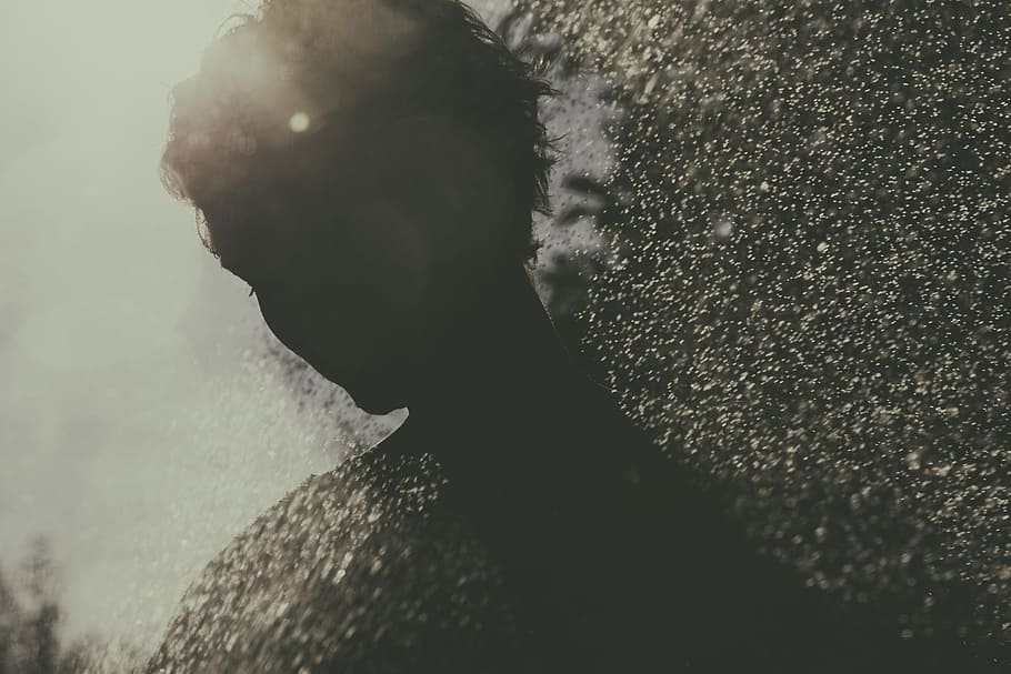 sagoma di persona, foto di silhouette, persona, cosparso, acqua, foto, ombra, silhouette, persone, bianco e nero, una persona, all'aperto, colpo alla testa, persone reali, uomini, giorno, stili di vita, natura, attività di svago, mare, avvicinamento, ritratto, terra, spiaggia, messa a fuoco selettiva, parte del corpo umano, adulto, volto umano, 5K