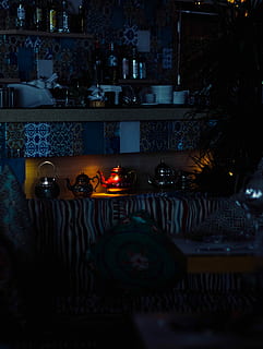 sortiert, Essgeschirr, einstellen, Anzeige, Regal, dekorativ, Teekanne, abgeblendet, Zimmer, Innen-, dunkel, Schatten, Licht, Tee, beleuchtet, drinnen, Essen und Trinken, Nacht-, Dekoration, Weihnachten, keine Leute, Weihnachtsdekoration, Lebensmittel, Urlaub, Wohnraum, Feier, Wohngebäude, Tabelle, Lichtanlage, Weihnachtsbeleuchtung, Stillleben, Container, Weihnachtsbaum, Getränk, Bartheke, 2K, CC0, gemeinfrei, lizenzfrei