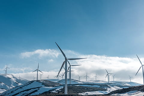 moln, himmel, natur, väderkvarn, berg, luft, resa, förnybar energi, vindturbin, turbin, alternativ energi, vindkraft, kall temperatur, miljö, bränsle och kraftproduktion, vinter-, miljövård, snö, moln - himmel, skönhet i naturen, inget folk, dag, blå, teknologi, hållbara resurser, utomhus, kraft i naturen, snötäckt berg, strömförsörjning, 5K, CC0, offentligt domän, royaltyfria