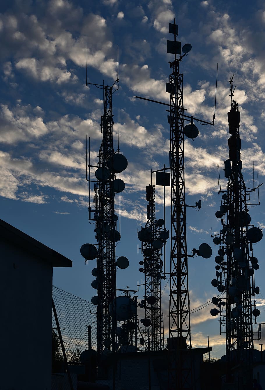 torres, kommunikation, himmel, skyer, repeater, bølge, struktur, antenner, baggrundsbelysning, teknologi, industri, tårn, sky - himmel, arkitektur, bygget struktur, ingen mennesker, lav vinkel visning, natur, forbindelse, udendørs, solnedgang, meddelelse, brændstof og elproduktion, bygning udvendig, metal, høj - høj, silhuet, global kommunikation, Strømforsyning, scene, 5K