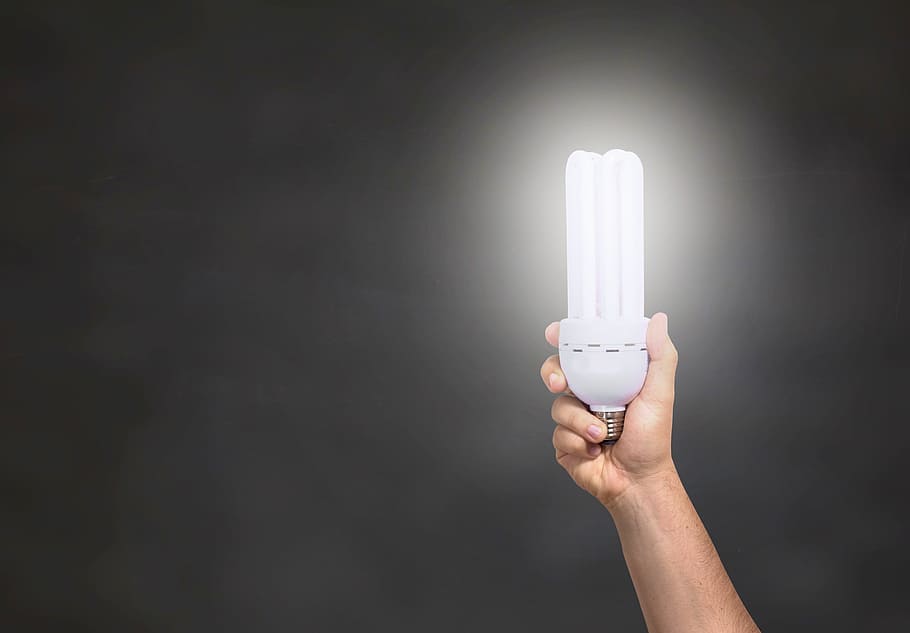 Person, halten, die Glühbirne, Lampe, Licht, Hand, Idee, Beleuchtung, Dunkelheit, Hipster, menschliche Hand, menschliches Körperteil, Studioaufnahme, beleuchtet, drinnen, Lichtanlage, Menschen, Energieeffizient, kopieren sie platz, Verbrennung, glühend, Körperteil, Kerze, Licht - natürliches Phänomen, einzelnes Objekt, schwarzer Hintergrund, menschliches Glied, Elektrizität, Finger, 8K