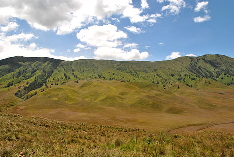 bromo, gunung, East Java, Java, Indonésie, savane, les montagnes, les collines, les destinations, paysage, la nature, nuage - ciel, environnement, paysages - nature, ciel, tranquillité, scène tranquille, beauté dans la nature, terre, personne, plante, scène non urbaine, Montagne, journée, couleur verte, herbe, éloigné, idyllique, en plein air, 4K, CC0, domaine public, libre de droits
