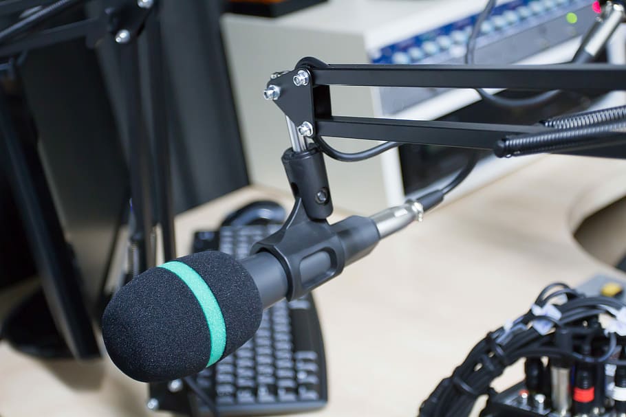 avvicinamento, foto, nero, microfono a condensatore, radio, studio, suono, emittente, Radio, studio, registrazione, stazione, Audio, studio radiofonico, attrezzatura, musica, mic, studio di registrazione, stazione radio, trasmissione, stereo, mezzi di trasporto, auto, gasolio, combustibile e produzione di energia, gara sportiva, industria automobilistica, concentrarsi sulle conoscenze acquisite, tecnologia, bicicletta, connessione, dispositivo di input, microfono, comunicazione, nessuno, veicolo terrestre, in casa, sport, maniglia, colore nero, manubrio, modo di trasporto, metallo, giorno, 5K