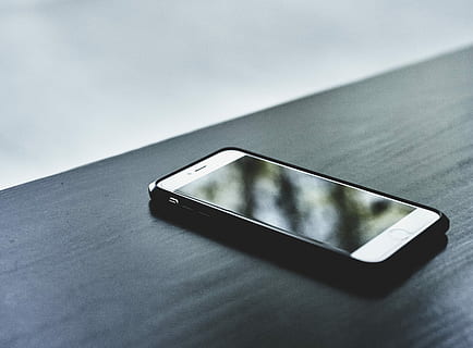 starbucks, argint iphone 6, negru, caz, de lemn, top, telefon, iPhone, modern, simplu, telefon mobil, smartphone, tehnologie, cu toane, alb-negru, a închide, tehnologia fără fir, comunicare, telefon inteligent, în interior, nici o persoana, conexiune, dispozitiv portabil de informații, un singur obiect, masa, selectiv, ecran, natură moartă, zi, tabletă digitală, portabilitate, să se concentreze asupra primelor elemente, reflecţie, 5K, CC0, domeniu public, fără drepturi de autor