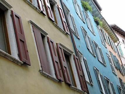 finestra, façana, palazzo, exterior de l'edifici, arquitectura, estructura construïda, vista d’angle baix, edifici, barri residencial, dia, cap gent, ciutat, a l'aire lliure, cel clar, cel, en fila, casa, naturalesa, multicolor, obturador, barana, paret, apartament, 4K, CC0, domini públic, lliure de regalies