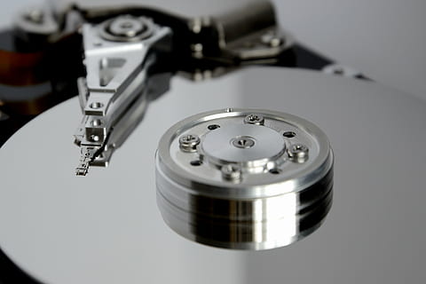 närbild, Foto, grå, Utrustning, info, data, disk, server, databas, spela in, filer, gigabyte, programvara, dator, teknologi, hårddisk, dator del, pc, inomhus, studio skott, metall, elektronikindustrin, datorutrustning, inget folk, industri, enda objekt, högvinkelvy, förbindelse, elektrisk utrustning, silverfärgad, konstkultur och underhållning, 2K, CC0, offentligt domän, royaltyfria