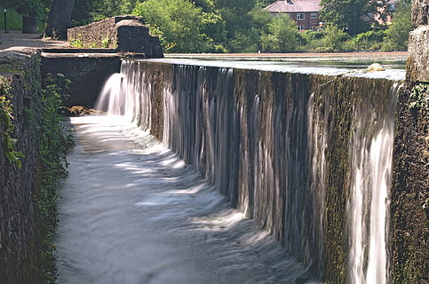 flux d'aigua, fluir vell, estructura, caure, moviment, corrent, aigua que flueix, cascada, aigua, bellesa a la natura, exposició llarga, naturalesa, escenics - natura, presa, planta, dia, que flueix, arbre, cap gent, energia hidroelèctrica, moviment borrós, arquitectura, a l'aire lliure, esport, poder a la natura, aigua corrent, 4K, CC0, domini públic, lliure de regalies