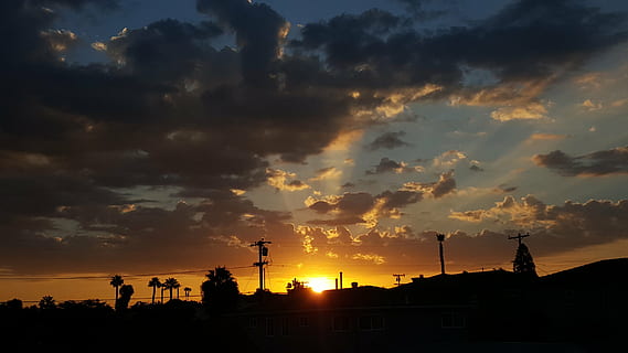 núvols, fosc, alba, paisatge, llum, naturalesa, a l'aire lliure, escènic, silueta, cel, sol, posta de sol, torre, viatjar, arbres, vespre, retroil·luminat, sortida del sol - alba, núvol - cel, arquitectura, exterior de l'edifici, bellesa a la natura, estructura construïda, color taronja, escenics - natura, cap gent, ciutat, cel dramàtic, tranquil·litat, edifici, llum solar, escena tranquil·la, idíl·lic, 2K, CC0, domini públic, lliure de regalies