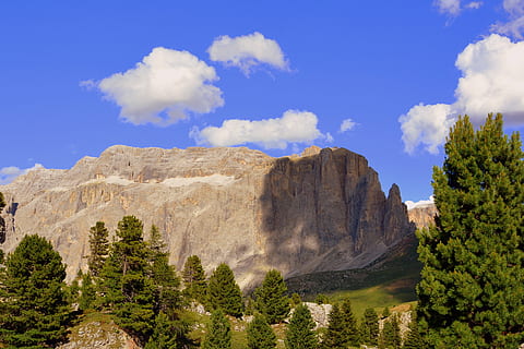 dolomity, stín, mraky, nebe, stromy, Itálie, skupiny sella, rostlina, strom, mrak - nebe, scenics - příroda, Příroda, přistát, krása v přírodě, životní prostředí, Skála, krajina, rock - objekt, hora, destinace, pevný, mimoměstské scény, cestovat, nikdo, den, klid, borovice, venku, jehličnatého stromu, borové lesy, erodoval, 4K, CC0, veřejná doména, bez autorských práv