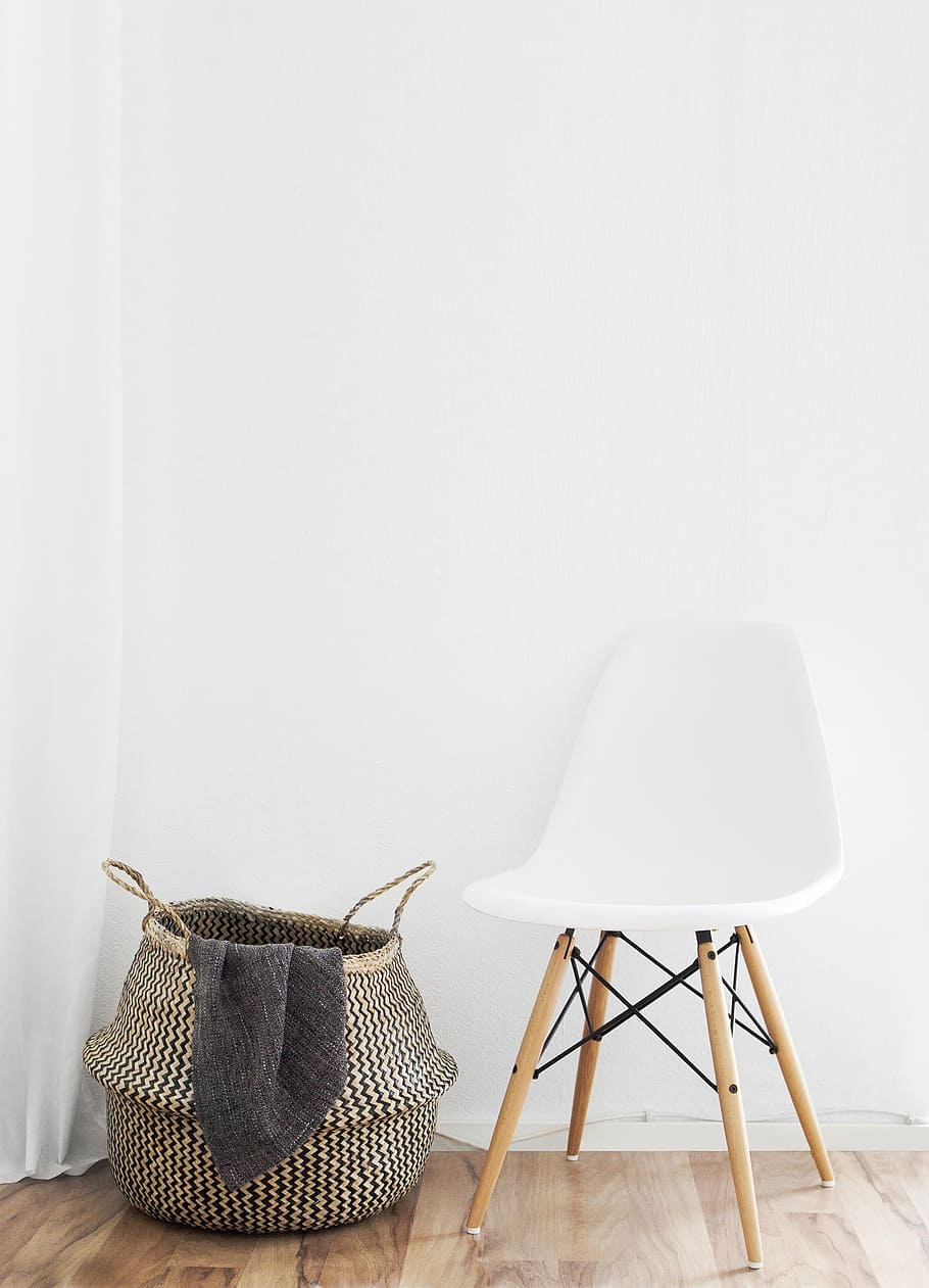 blanc, marró, fusta, cadira, al costat, gris, transportista d’emmagatzematge, a prop, vímet, cistella, encara, articles, coses, modern, contemporani, disseny d'interiors, pis, minimalista, còpia espai, a l'interior, cap gent, tir de l'estudi, perxa, dia, seient, funció de construcció de parets, Color blanc, taula, absència, mobles, art i artesania, contenidor, artesania, sòls, material de fusta, interior de casa, creativitat, tèxtil, 2K