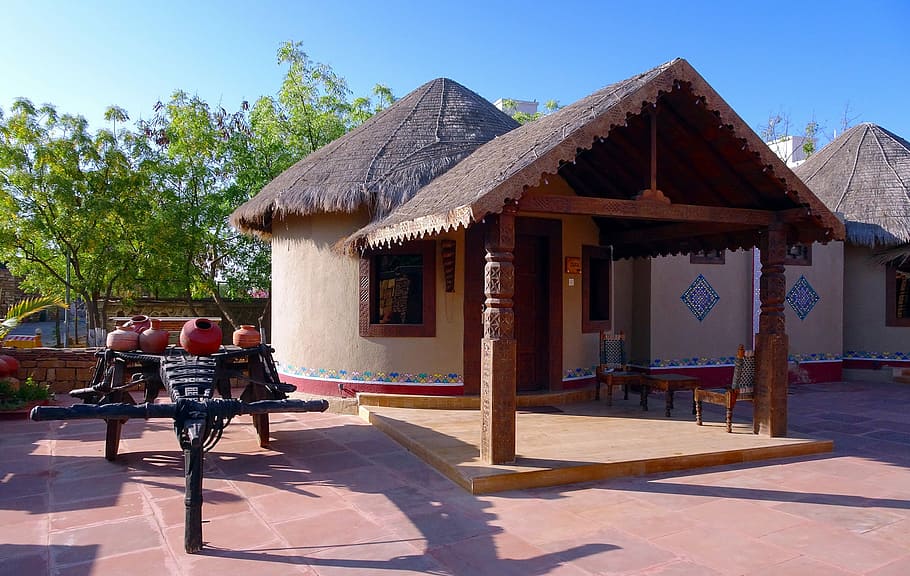 refugi, rústic, kachchh, kutch, bhunga, tradicional, fang, palla, bambú, bhuj, turisme, rural, Gujarat, Índia, arquitectura, complex turístic, clima tropical, estructura construïda, luxe, exterior de l'edifici, assegut, ombra, naturalesa, llum solar, seient, edifici, arbre, homes, dia, persones reals, gent, grup de persones, adult, relaxació, planta, cel, dones, a l'aire lliure, 2K
