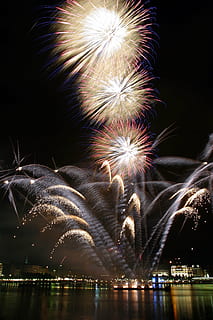 fyrverkeri, Brann, lys, rakett, brenne, flamme, atmosfære, svart bakgrunn, om natten, lang eksponering, natt, fargerik, farge, nyttårsaften natt, sylvester, nattfotografering, glizernd, nattbilde, mørke, belysning, festival, mystiske, mystisk, gløde, himmel, farbenspiel, belyst, bevegelse, vann, kunstkultur og underholdning, eksploderer, refleksjon, feiring, fyrverkeri - menneskeskapt objekt, begivenhet, vannkanten, natur, glødende, ingen folk, elv, gnister, utendørs, 2K, CC0, offentlig domene, opphavsrett gratis