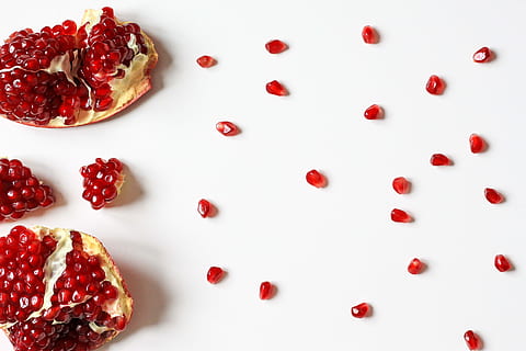 Nahansicht, Foto, geschnitten, Granatapfelfrucht, rot, Früchte, Weiß, Oberfläche, Obst, Essen und Trinken, Lebensmittel, gesundes Essen, Granatapfel, Studioaufnahme, Wohlbefinden, Samen, Granatapfelkernen, keine Leute, Frische, drinnen, Kranichbeere, gesunder Lebensstil, weißer Hintergrund, direkt darüber, weiße Farbe, Beerenfrucht, vegetarisches Essen, 5K, CC0, gemeinfrei, lizenzfrei