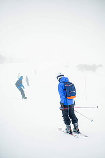mand, ski bord, sne, dækket, fyldt op, ski, bestyrelse, vinter, udendørs, bjerg, stå på ski, sport, mennesker, ferier, natur, eventyr, herrer, voksen, kaukasisk etnicitet, dag, ekstrem sport, fritidsaktiviteter, sæson, sjovt, Kvinder, vintersport, fuld længde, kold temperatur, fritidsaktivitet, varme tøj, rigtige mennesker, tøj, livsstil, to personer, hjelm, sport hjelm, 5K, CC0, offentligt domæne, royaltyfrie