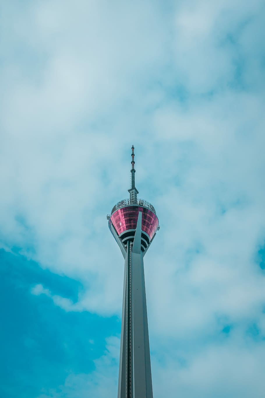 ull de cuc, veure la fotografia, gris, torre, fotografia d'angle baix, torre de cn, ennuvolat, cel, blau, núvol, estructura, fletxa, amunt, Cercar, núvol - cel, vista d’angle baix, estructura construïda, arquitectura, alta - alta, dia, naturalesa, cap gent, exterior de l'edifici, a l'aire lliure, edifici, Parc d'atraccions, comunicació, destinacions de viatge, viatjar, cultura i entreteniment artístic, gratacels, 5K