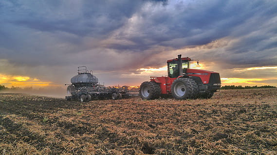tramonto, nuvole, trattore, piantatore, seminatrice, campo, pneumatici, cielo, primavera, Astuccio, agricoltura, mezzi di trasporto, modo di trasporto, paesaggio, nuvola - cielo, macchinari agricoli, scena rurale, natura, veicolo terrestre, terra, attrezzatura agricola, azienda agricola, raccolta, pianta, ambiente, raccolto, all'aperto, contadino, 5K, CC0, dominio pubblico, privo di copyright