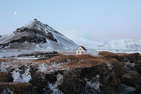 braun, Weiß, Beton, Haus, Entfernung, Berg, Schnee, bedeckt, Tapete, verwüsten, isoliert, kalte Temperatur, Winter, Szenen - Natur, Landschaft, Himmel, Schönheit in der Natur, Umgebung, schneebedeckter Berg, Natur, ruhige Szene, Ruhe, keine Leute, Gebirge, gefroren, solide, Nicht-städtische Szene, draußen, Gipfel, Eis, 4K, CC0, gemeinfrei, lizenzfrei