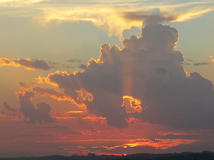 Wolke, Himmel, Sol, Sonnenuntergang, wolke - himmel, Schönheit in der Natur, Szenen - Natur, orange Farbe, ruhige Szene, Ruhe, idyllisch, Natur, keine Leute, draußen, Sonnenlicht, Dramatischer Himmel, majestätisch, Umgebung, Scheu, Sonnenstrahl, Wolkengebilde, Nicht-städtische Szene, Streaming, 4K, CC0, gemeinfrei, lizenzfrei
