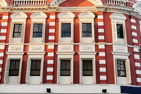 bianca, rosso, struttura, Marrone, calcestruzzo, pittura edilizia, costruzione, architettura, finestre, esterno dell'edificio, struttura costruita, finestra, Inquadratura dal basso, quartiere residenziale, nessuno, fotogramma intero, giorno, arco, città, sfondi, all'aperto, ringhiera, luce del sole, Casa, balcone, facciata, natura, appartamento, 5K, CC0, dominio pubblico, privo di copyright