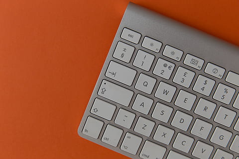 sans fil, Orange, Contexte, Pomme, La technologie, ordinateur, clavier d'ordinateur, portable, affaires, l'Internet, pc, équipement, fermer, bureau, clé d'ordinateur, Technologie sans fil, équipement informatique, clavier, la communication, partie informatique, à l'intérieur, lien, réseau informatique, personne, fond coloré, prise de vue en studio, lettre, 4K, CC0, domaine public, libre de droits