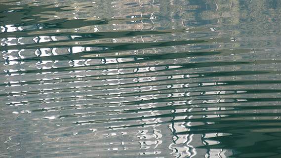 reflexió, onada, fons, patró, resum, marc complet, cap gent, a l'interior, primer pla, dia, aigua, naturalesa, humit, vidre - material, transparent, ondulat, finestra, tirar, vidre, piscina, puresa, color plata, 4K, CC0, domini públic, lliure de regalies