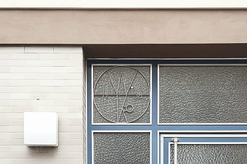 zwart, grijs, logo, architectuur, gebouw, infrastructuur, structuur, etablissement, appartement, ramen, condominium, hotel, ingebouwde structuur, venster, muur - bouwfunctie, buitenkant van het gebouw, geen mensen, dag, volledig kader, buitenshuis, muur, geometrische vorm, Gesloten, huis, patroon, vorm, zonlicht, veiligheid, hout - materiaal, glas - materiaal, 4K, CC0, publiek domein, royaltyvrij