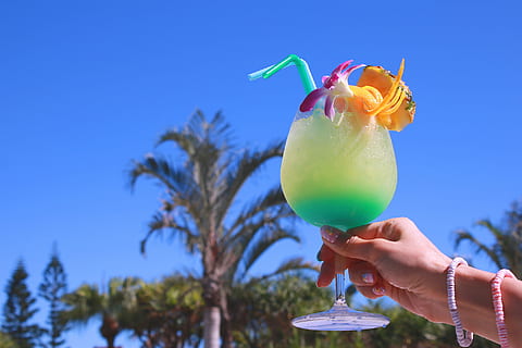 persoon, bezit, geel, taling, vloeistof, gevulde, footed glas, duidelijk, blauw, hemel, glas, zomer, buitenshuis, strand, vakanties, cocktail, tropisch klimaat, natuur, palmboom, fruit, pret, menselijke hand, menselijk lichaamsdeel, eten en drinken, voedsel, drinken, hand-, verfrissing, alcohol, versheid, fabriek, een persoon, drinkglas, tropisch drankje, 1080P, CC0, publiek domein, royaltyvrij