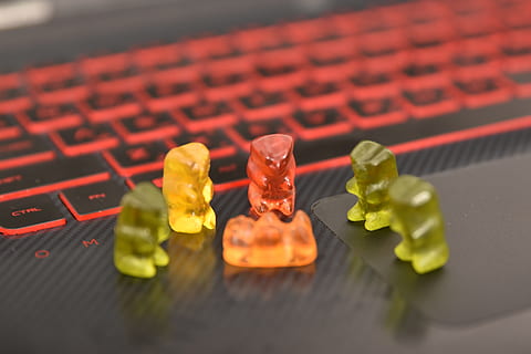 Vingummibamse, lappy, slik, mad, mad og drikke, sødt mad, ingen mennesker, sød, indendørs, tæt på, dessert, frugt, teknologi, orange farve, selektiv fokusering, fristelse, multi farvet, citrus frugt, i en række, meddelelse, computer tastatur, studio skud, stilleben, snack, 5K, CC0, offentligt domæne, royaltyfrie
