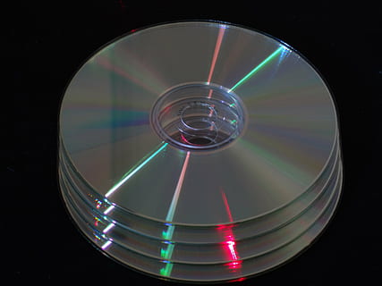 CD, disque, disquette, ordinateur, DVD, Les données, La technologie, disque compact, CD ROM, support d'information, prise de vue en studio, multi couleur, fermer, personne, fond noir, cercle, science, Forme géométrique, à l'intérieur, forme, arc en ciel, lumière - phénomène naturel, objet unique, bulle, lien, illuminé, abstrait, en cours d'analyse, composite numérique, 5K, CC0, domaine public, libre de droits