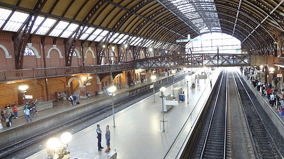 stanice, vlak, podprsenky, architektura, skupina lidí, svítí, přeprava, železniční dopravy, velká skupina lidí, dav, cestovat, železniční stanice, muži, stavba, uvnitř, skutečných lidí, životního stylu, železniční trať, veřejná doprava, strop, dráha, nástupiště železniční stanice, náhodné osoby, oblouk, čekání, 4K, CC0, veřejná doména, bez autorských práv